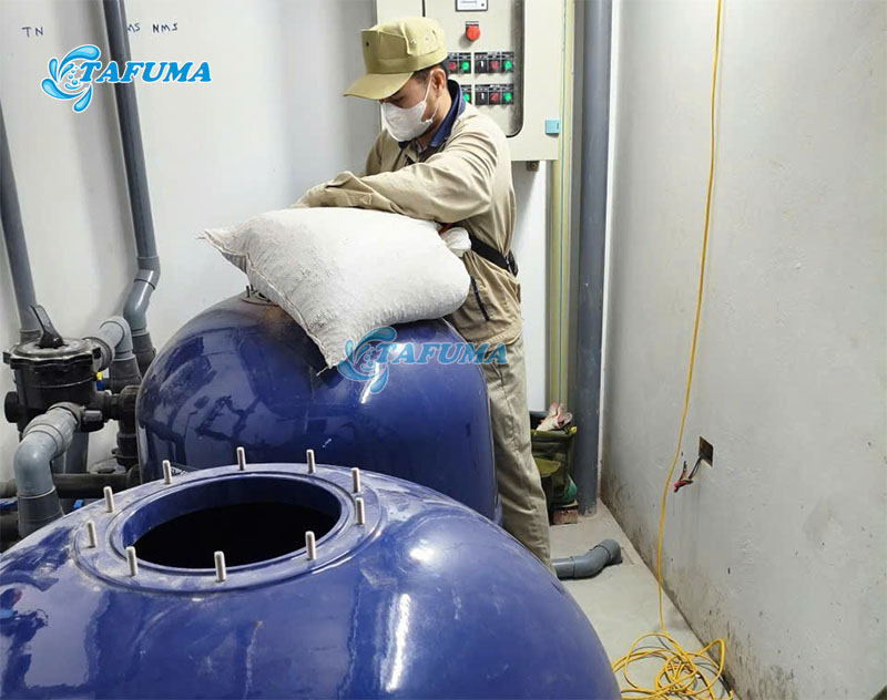 Thay cát lọc để đảm bảo hiệu suất lọc nước tốt