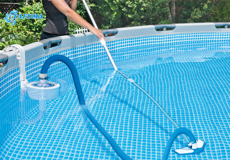 Vệ sinh bể bơi bằng bàn hút đáy