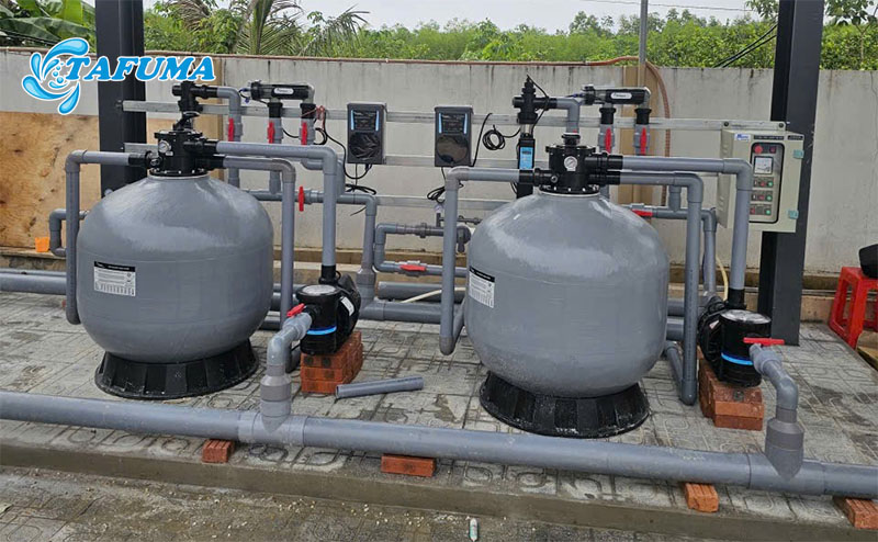 Bình lọc bể bơi giúp giữ lại cặn bẩn